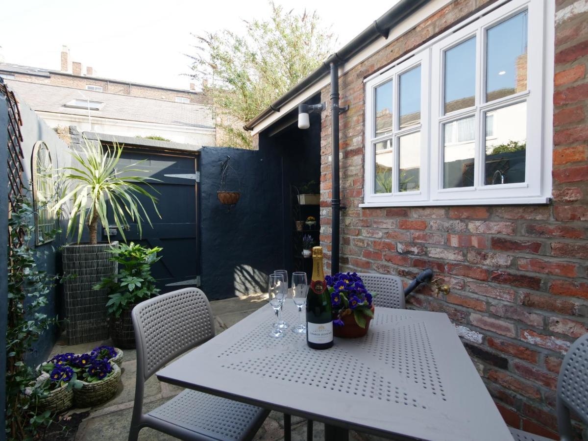 Bar Wall Cottage-City Wall Views-Sleeps 5 يورك المظهر الخارجي الصورة